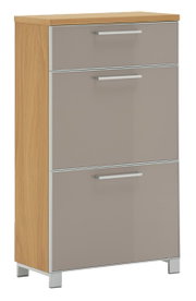 Schmaler Schuhschrank aus Holz mit drei Klappen, Frontansicht
