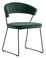 Moderner Stuhl mit grünem Samtbezug und schwarzem Metallgestell, seitliche Perspektive