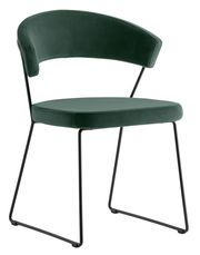 Moderner Stuhl mit grünem Samtbezug und schwarzem Metallgestell, seitliche Perspektive