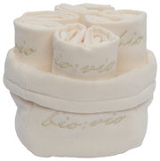 Gästetuchset in einem cremefarbenen Korb, von oben betrachtet, mit eingesticktem 'bio:vio' Schriftzug.