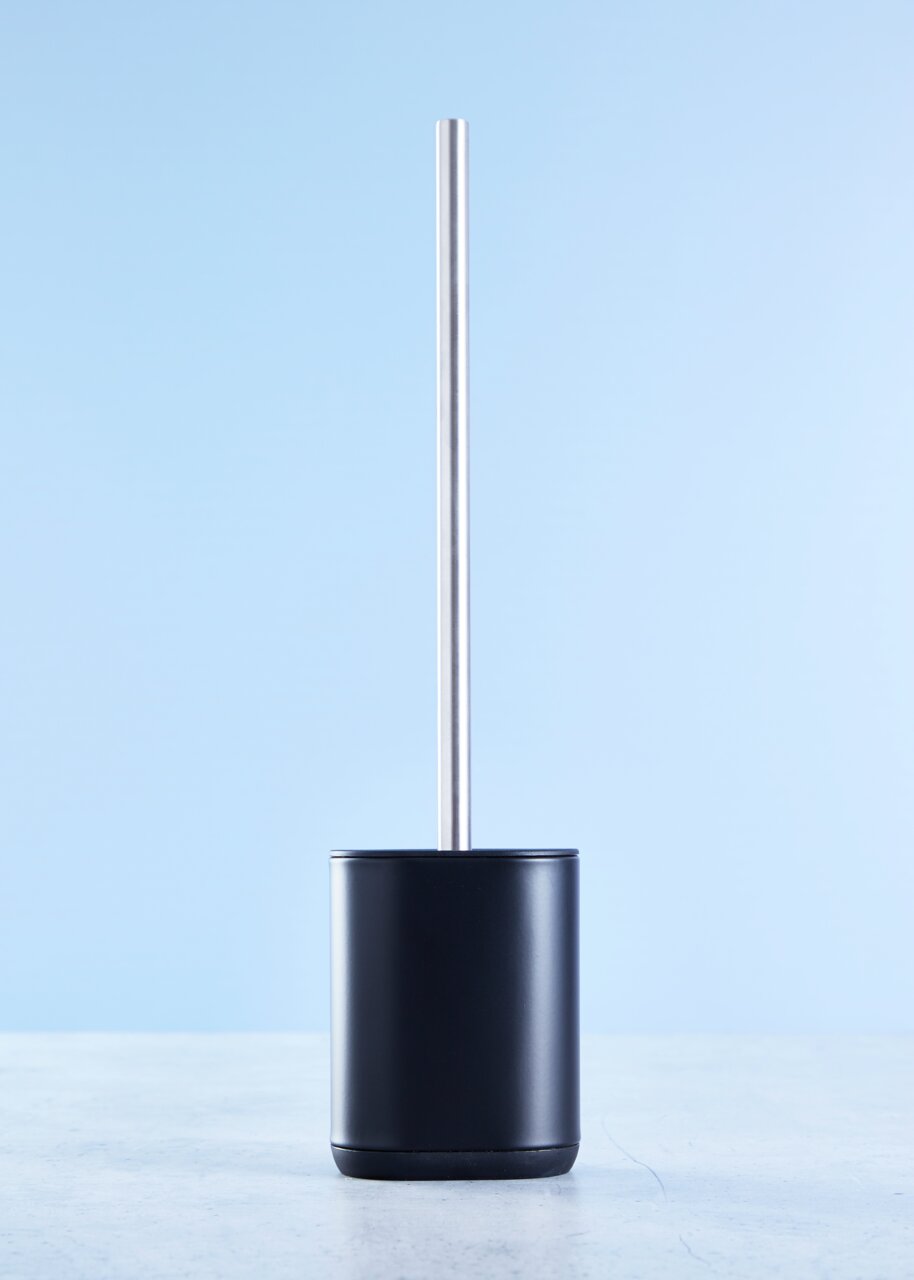 Toilettenbürste in modernem Design, frontal fotografiert, mit schwarzem Behälter und silbernem Stiel vor blauem Hintergrund.