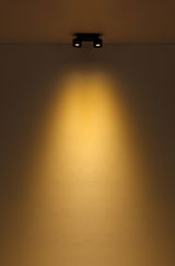 LED Strahler an der Decke mit warmem Lichtkegel, seitliche Perspektive
