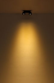 LED Strahler an der Decke mit warmem Lichtkegel, seitliche Perspektive