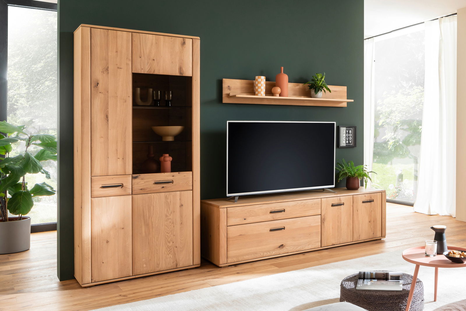Wandkombination aus Holz mit Schrank, TV-Board und Regal, frontal fotografiert in modernem Wohnzimmer.