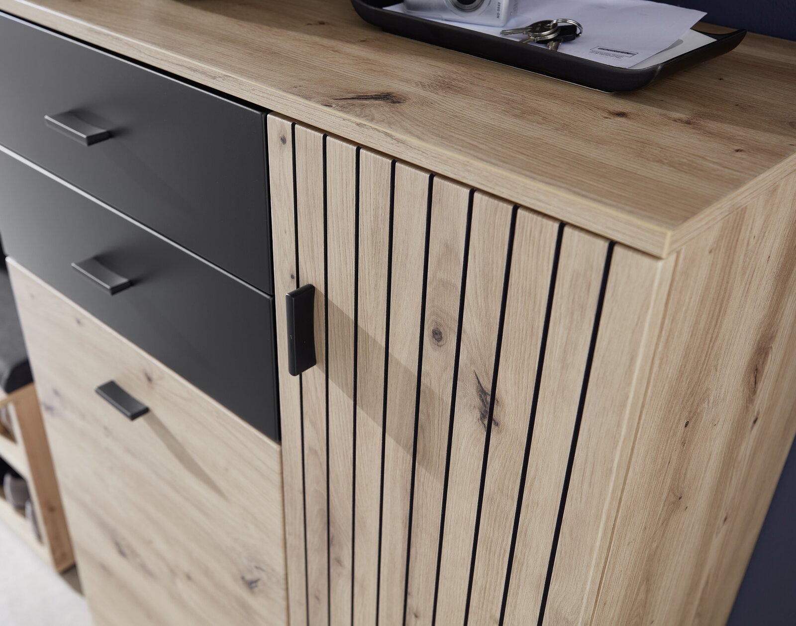 Moderner Schuhschrank aus Holz mit schwarzen Akzenten, seitliche Perspektive