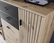 Moderner Schuhschrank aus Holz mit schwarzen Akzenten, seitliche Perspektive