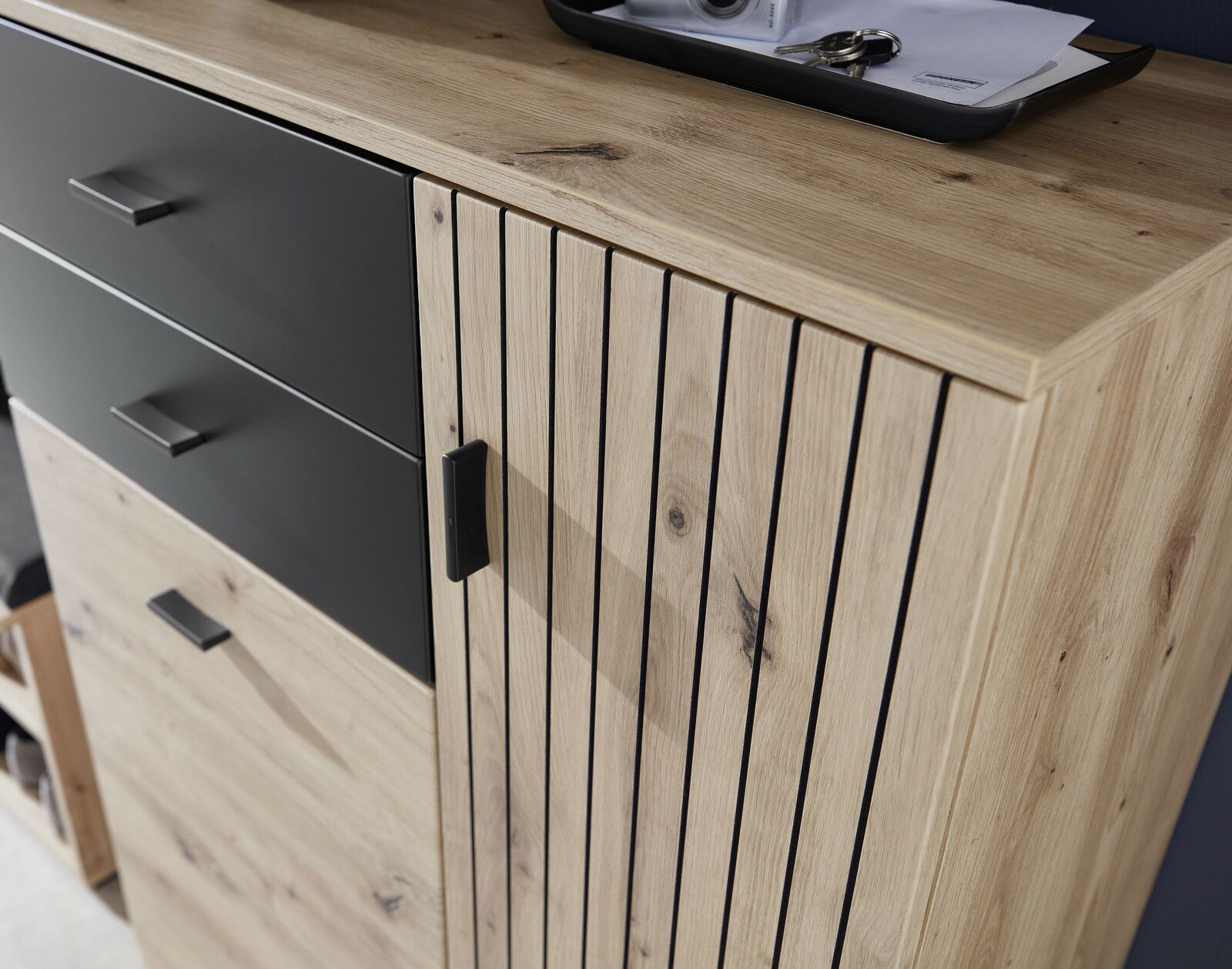 Moderner Schuhschrank aus Holz mit schwarzen Akzenten, seitliche Perspektive