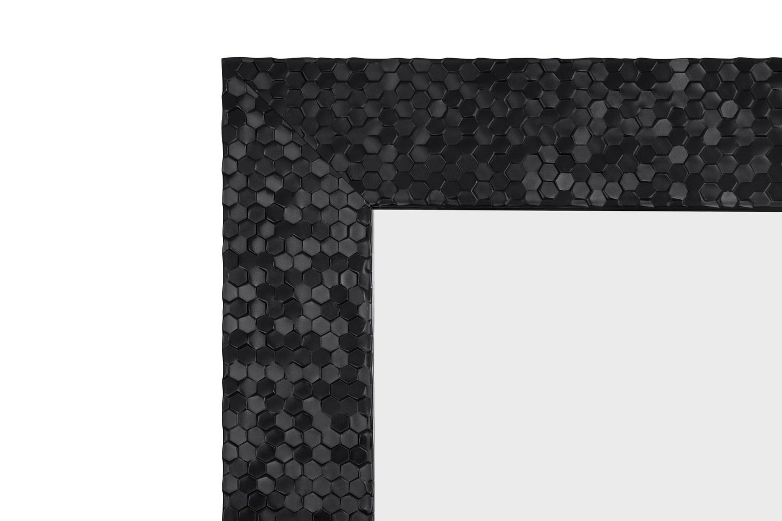 Nahaufnahme eines Spiegels mit schwarzem, sechseckigem Mosaikrahmen, Perspektive von der Ecke.