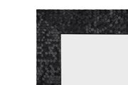 Nahaufnahme eines Spiegels mit schwarzem, sechseckigem Mosaikrahmen, Perspektive von der Ecke.