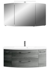 Frontale Ansicht einer modernen Badkombination mit einem großen Spiegelschrank und einem Waschbeckenunterschrank in Holzoptik.