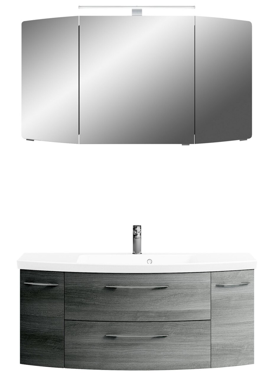 Frontale Ansicht einer modernen Badkombination mit einem großen Spiegelschrank und einem Waschbeckenunterschrank in Holzoptik.