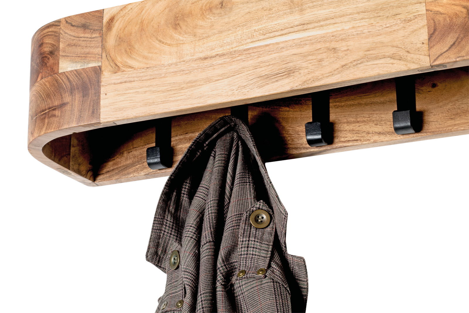 Nahaufnahme einer Wandgarderobe aus Holz mit mehreren schwarzen Haken, an denen ein Mantel hängt. Perspektive von unten.