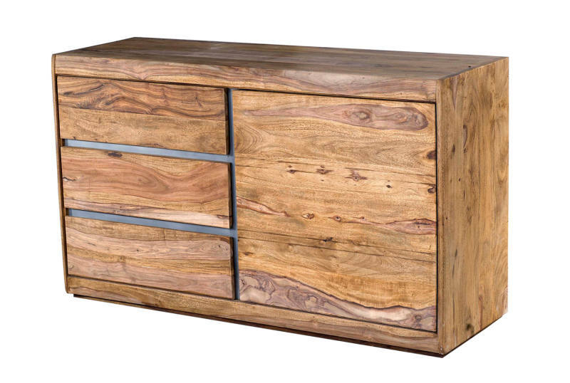 Massives Sideboard aus Holz mit natürlicher Maserung, drei Schubladen und einer Tür, seitliche Perspektive