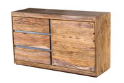 Massives Sideboard aus Holz mit natürlicher Maserung, drei Schubladen und einer Tür, seitliche Perspektive