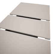 Beige, rechteckige Möbelplatten/Regalböden mit dunklen Zwischenräumen, schräg von oben in Nahaufnahme (Draufsicht in Perspektive) freigestellt auf weißem Hintergrund