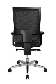 Rückansicht eines modernen Drehstuhls mit Netzrückenlehne und verchromtem Fußkreuz.