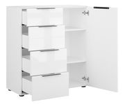 Weiße Kommode mit vier offenen Schubladen und einer geöffneten Tür, die zwei Regalböden zeigt, aus einer leicht seitlichen Perspektive.