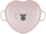 Zartrosa Le Creuset Herz-Bräter mit Deckel und seitlichen Griffen, Draufsicht von oben; Herzknauf aus Edelstahl mit Logo