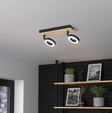 Moderne Deckenleuchte mit zwei runden, verstellbaren Spots auf einer Holz- und Metallhalterung, von unten betrachtet.