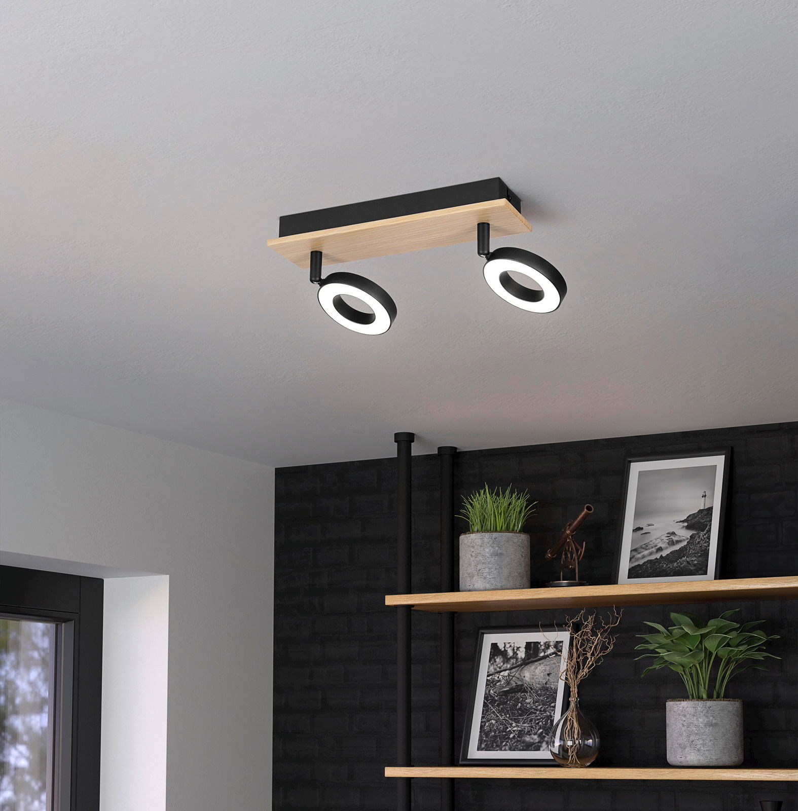 Moderne Deckenleuchte mit zwei runden, verstellbaren Spots auf einer Holz- und Metallhalterung, von unten betrachtet.