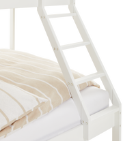 Nahaufnahme eines weißen Etagenbetts mit Leiter und gestreifter Bettwäsche, seitliche Perspektive