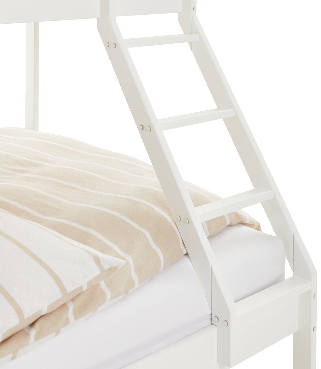 Nahaufnahme eines weißen Etagenbetts mit Leiter und gestreifter Bettwäsche, seitliche Perspektive