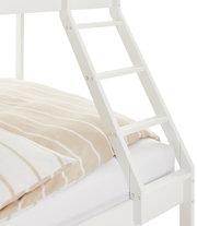 Nahaufnahme eines weißen Etagenbetts mit Leiter und gestreifter Bettwäsche, seitliche Perspektive