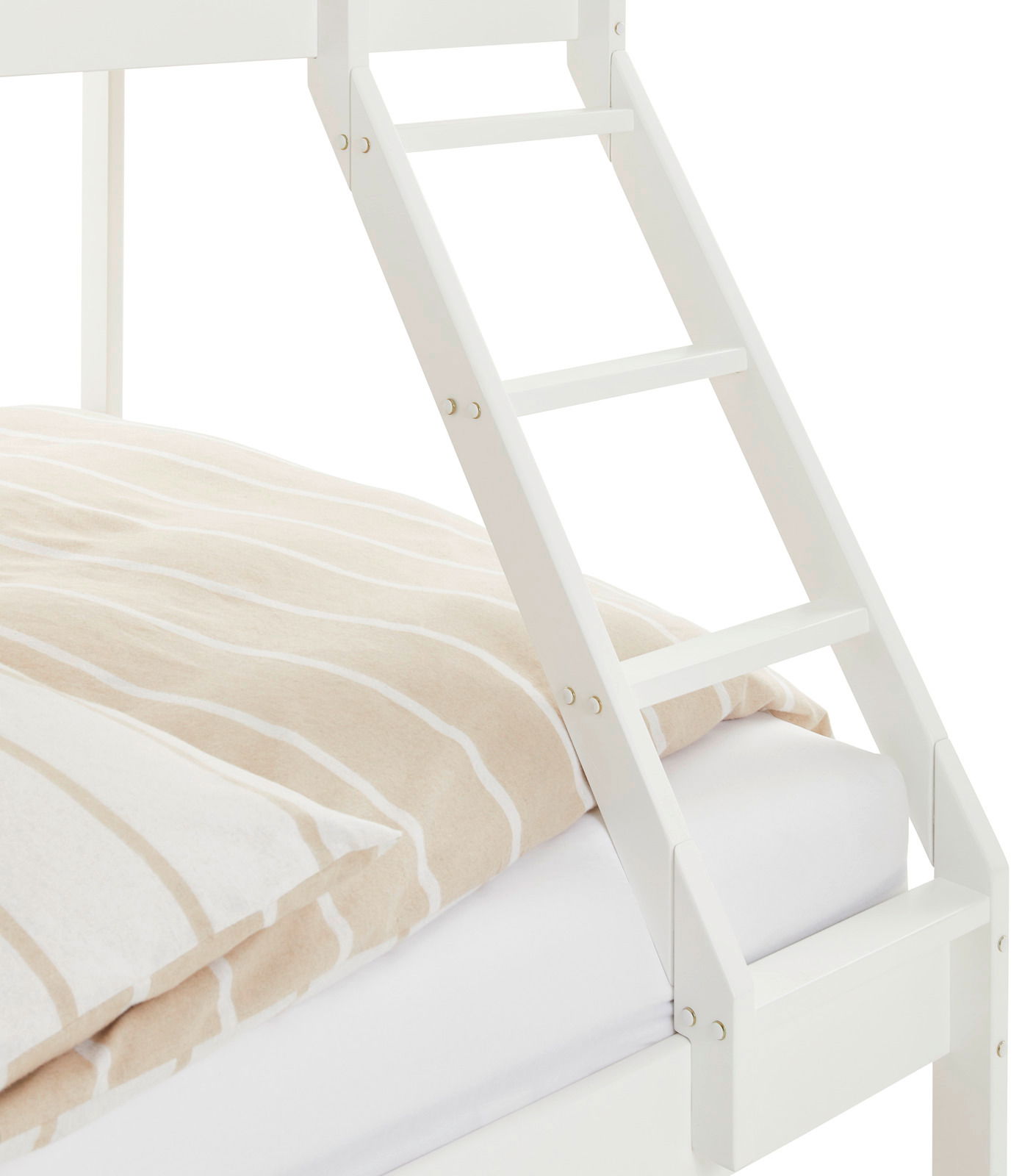 Nahaufnahme eines weißen Etagenbetts mit Leiter und gestreifter Bettwäsche, seitliche Perspektive