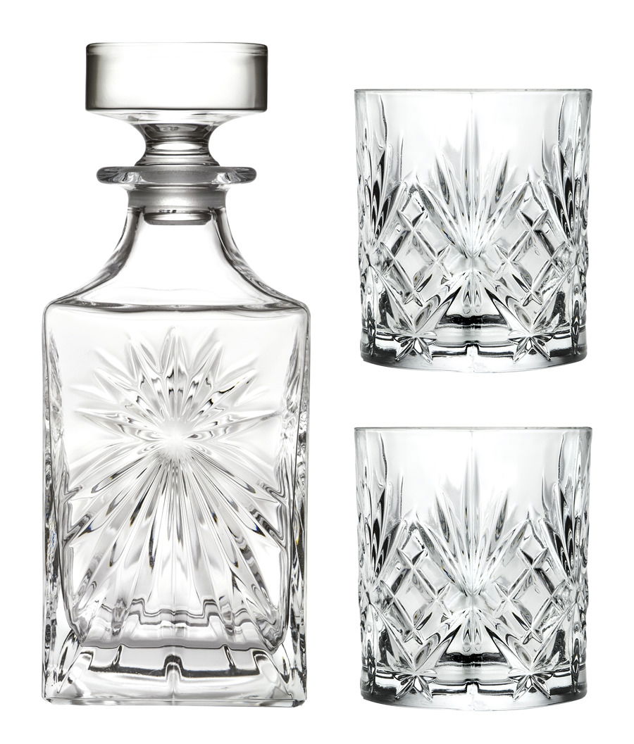 Kristallklares Whisky-Set mit einem kunstvoll geschliffenen Dekanter und zwei passenden Gläsern, frontal abgebildet.