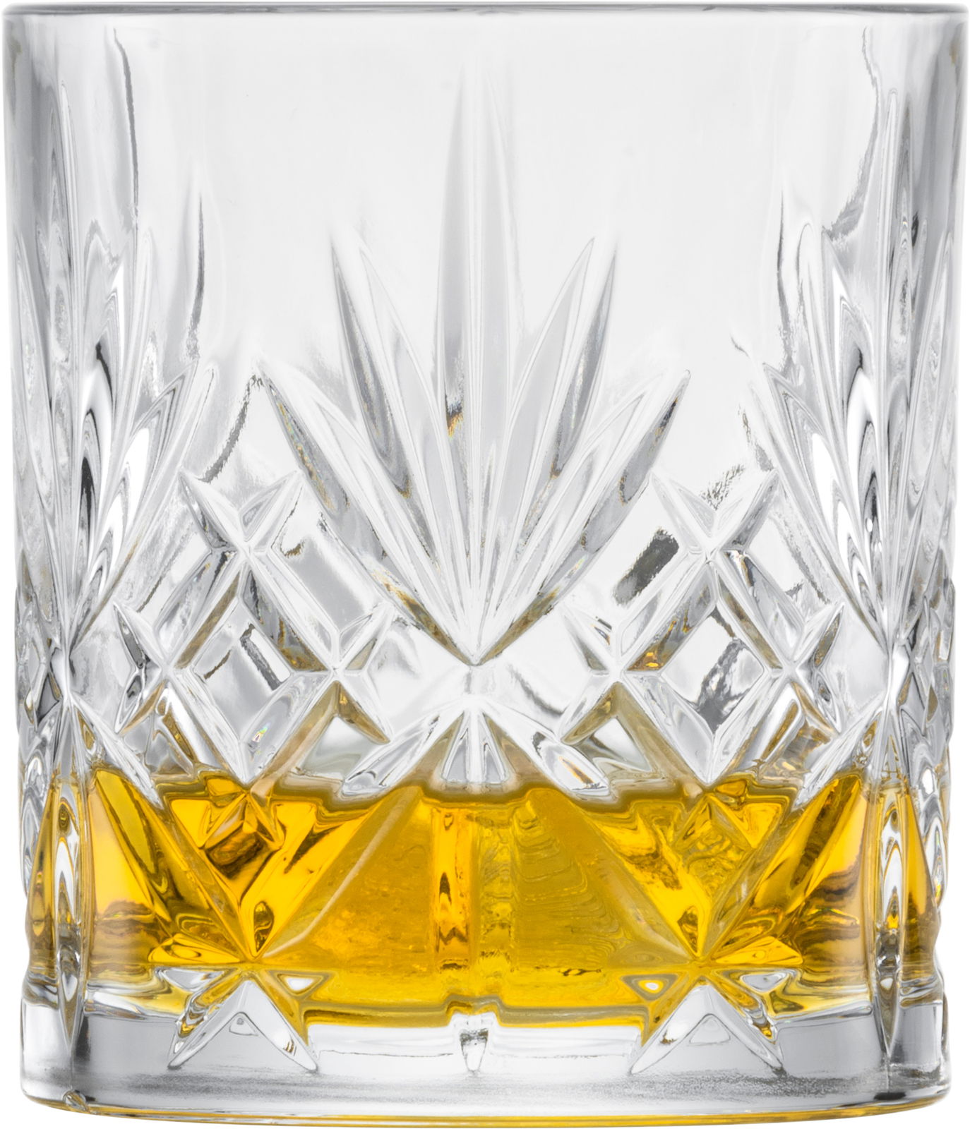 Nahaufnahme eines Whiskyglases mit aufwendigem Schliffmuster und goldenem Getränk, seitliche Perspektive.
