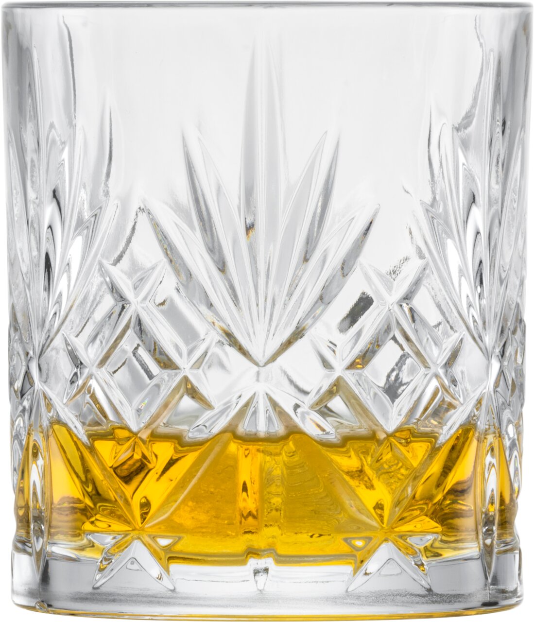 Nahaufnahme eines Whiskyglases mit aufwendigem Schliffmuster und goldenem Getränk, seitliche Perspektive.