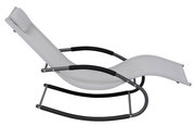Seitliche Ansicht einer modernen Schaukelliege mit grauem Metallrahmen und weißem Stoffbezug.