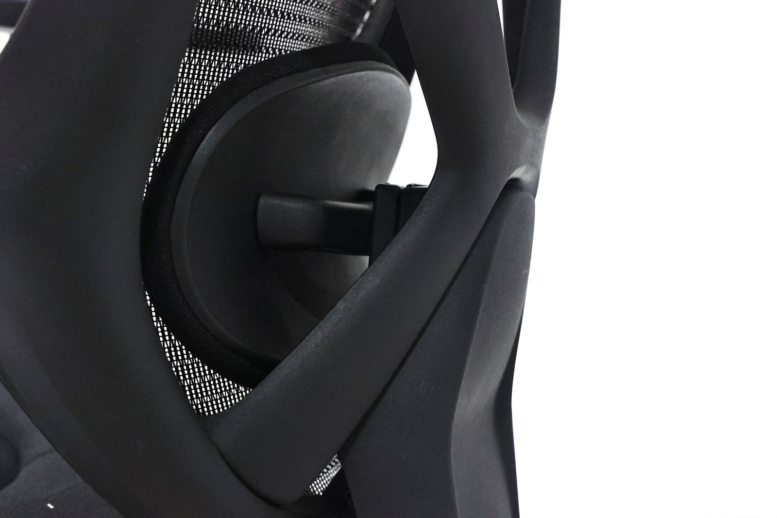 Nahaufnahme der Rückenlehne eines Drehstuhls mit ergonomischem Design und Netzstruktur, seitliche Perspektive