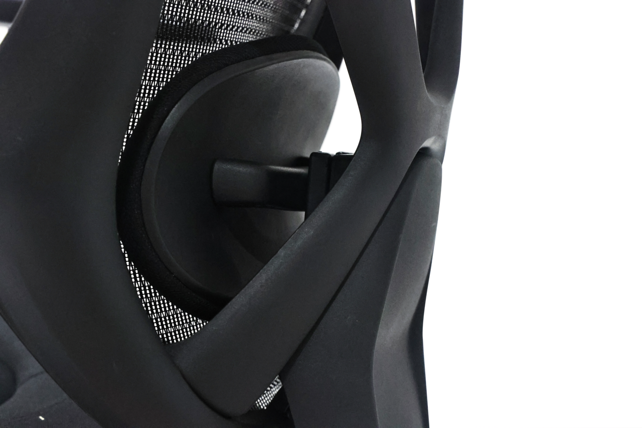 Nahaufnahme der Rückenlehne eines Drehstuhls mit ergonomischem Design und Netzstruktur, seitliche Perspektive