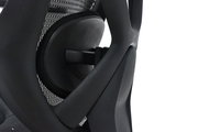 Nahaufnahme der Rückenlehne eines Drehstuhls mit ergonomischem Design und Netzstruktur, seitliche Perspektive
