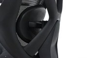 Nahaufnahme der Rückenlehne eines Drehstuhls mit ergonomischem Design und Netzstruktur, seitliche Perspektive