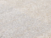 Nahaufnahme eines weichen, cremefarbenen Teppichs mit flauschiger Textur.