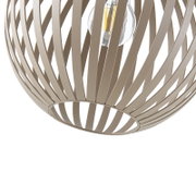 Detailansicht von unten auf eine moderne, kugelförmige Pendelleuchte mit taupefarbenen, geschwungenen Streben und sichtbarem LED-Filament-Leuchtmittel