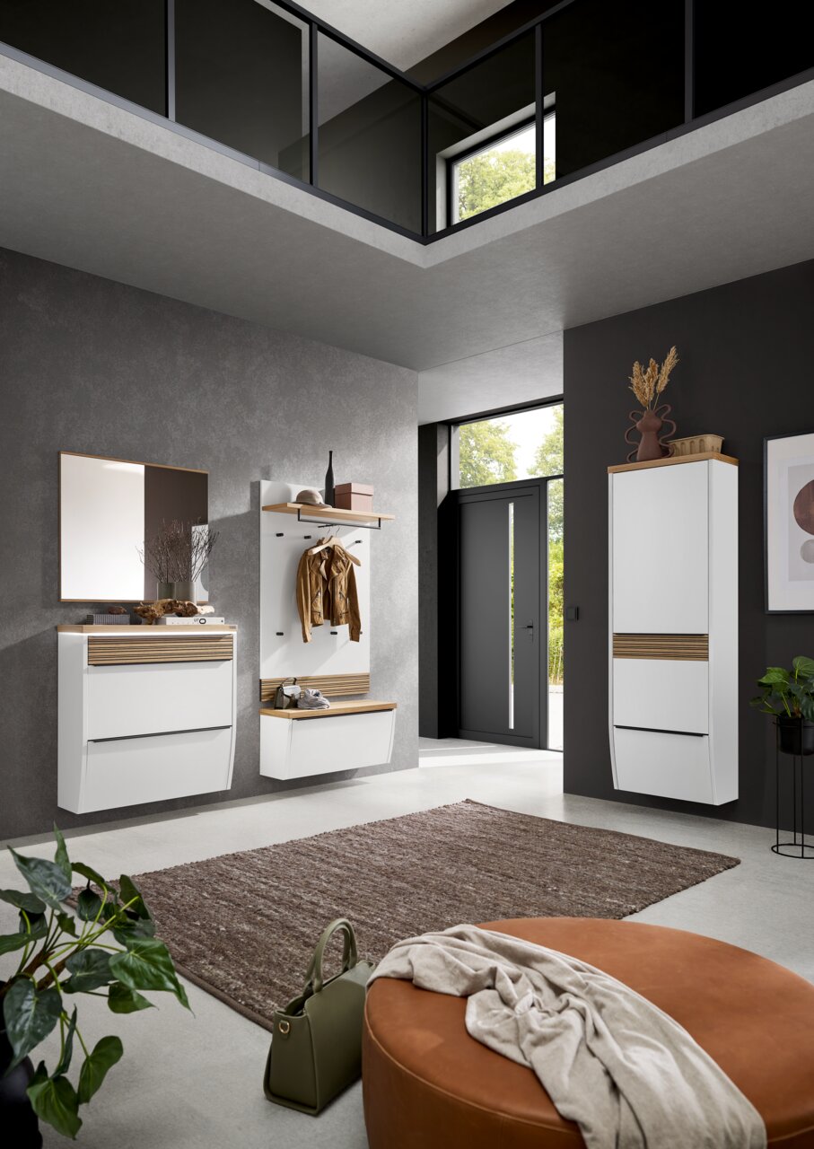 Dieter Knoll XL-Hängeschuhschrank ARCO NOVA Moderne Garderobeneinrichtung mit Hängeschuhschränken und Spiegel in einem stilvollen Flur, seitliche Perspektive.