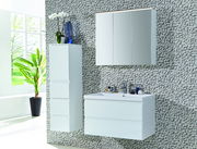 Moderne Badkombination mit weißem Hängeschrank und Spiegelschrank, seitliche Perspektive