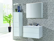 Moderne Badkombination mit weißem Hängeschrank und Spiegelschrank, seitliche Perspektive