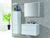 Moderne Badkombination mit weißem Hängeschrank und Spiegelschrank, seitliche Perspektive
