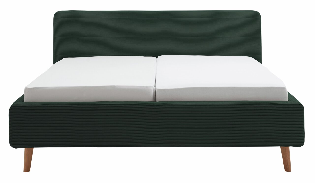 Frontale Ansicht eines Polsterbetts mit dunkelgrünem Stoffbezug und weißen Matratzen, auf Holzfüßen stehend.