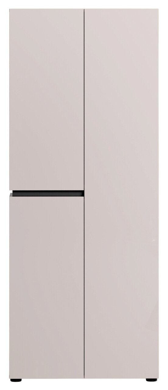 Minimalistischer, freistehender Kühlschrank in hellem Beige mit glatter Front und schwarzer Griffleiste, frontal von vorne fotografiert.