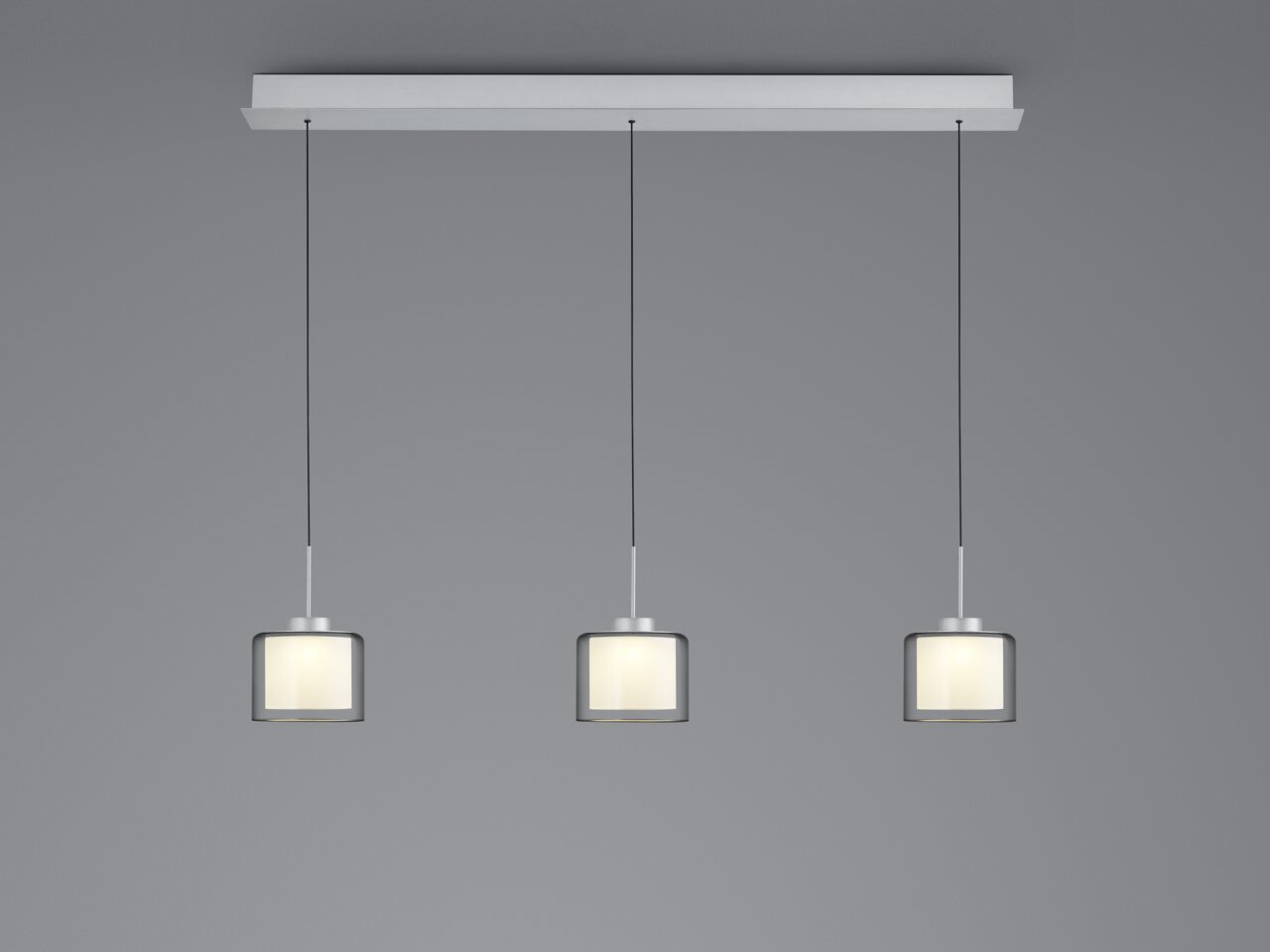 Moderne LED-Pendelleuchte mit drei zylindrischen Lampenschirmen, frontal betrachtet.