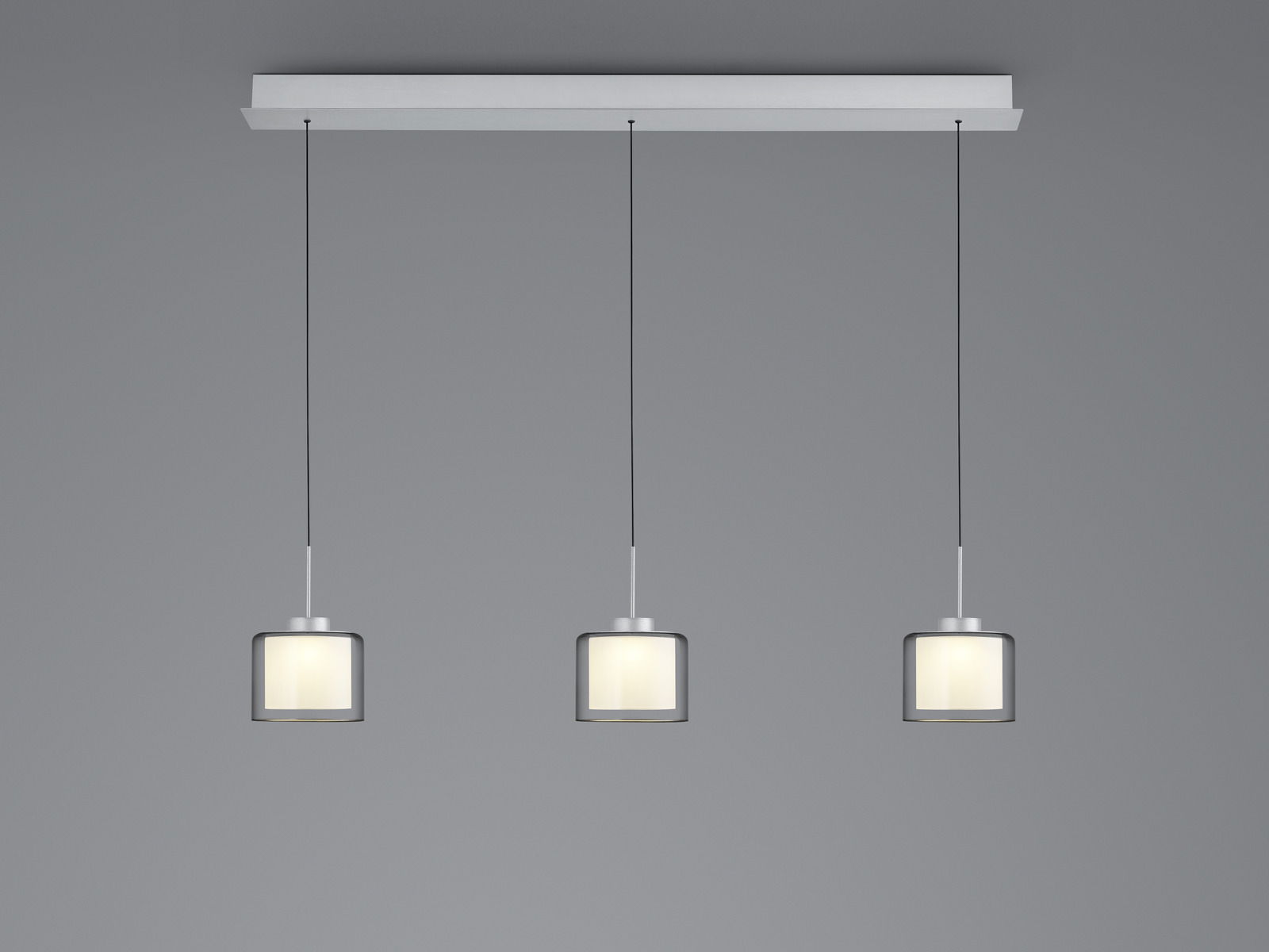 Moderne LED-Pendelleuchte mit drei zylindrischen Lampenschirmen, frontal betrachtet.