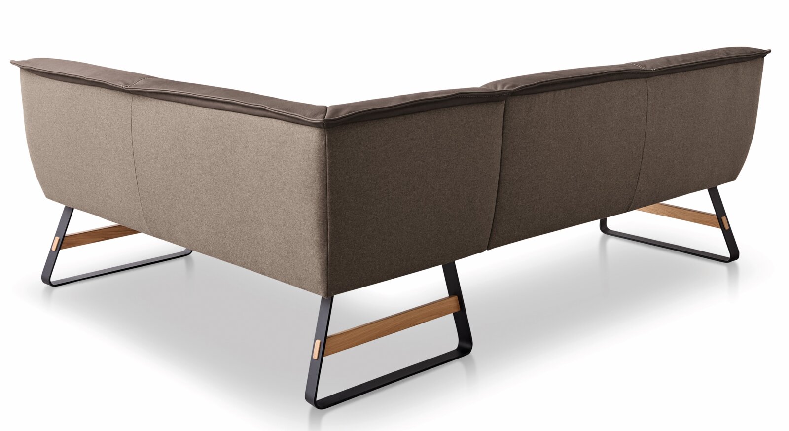 Rückansicht einer modernen Eckbank mit braunem Stoffbezug und schwarzen Metallbeinen mit Holzelementen.