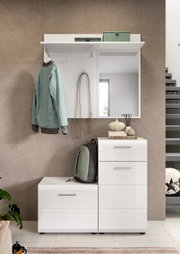 Modernes weißes Garderoben-Set im Flur mit Spiegelpaneel, Hutablage und Haken, daneben Schuhschrank/Kommode mit Schubladen; Frontansicht auf Augenhöhe.