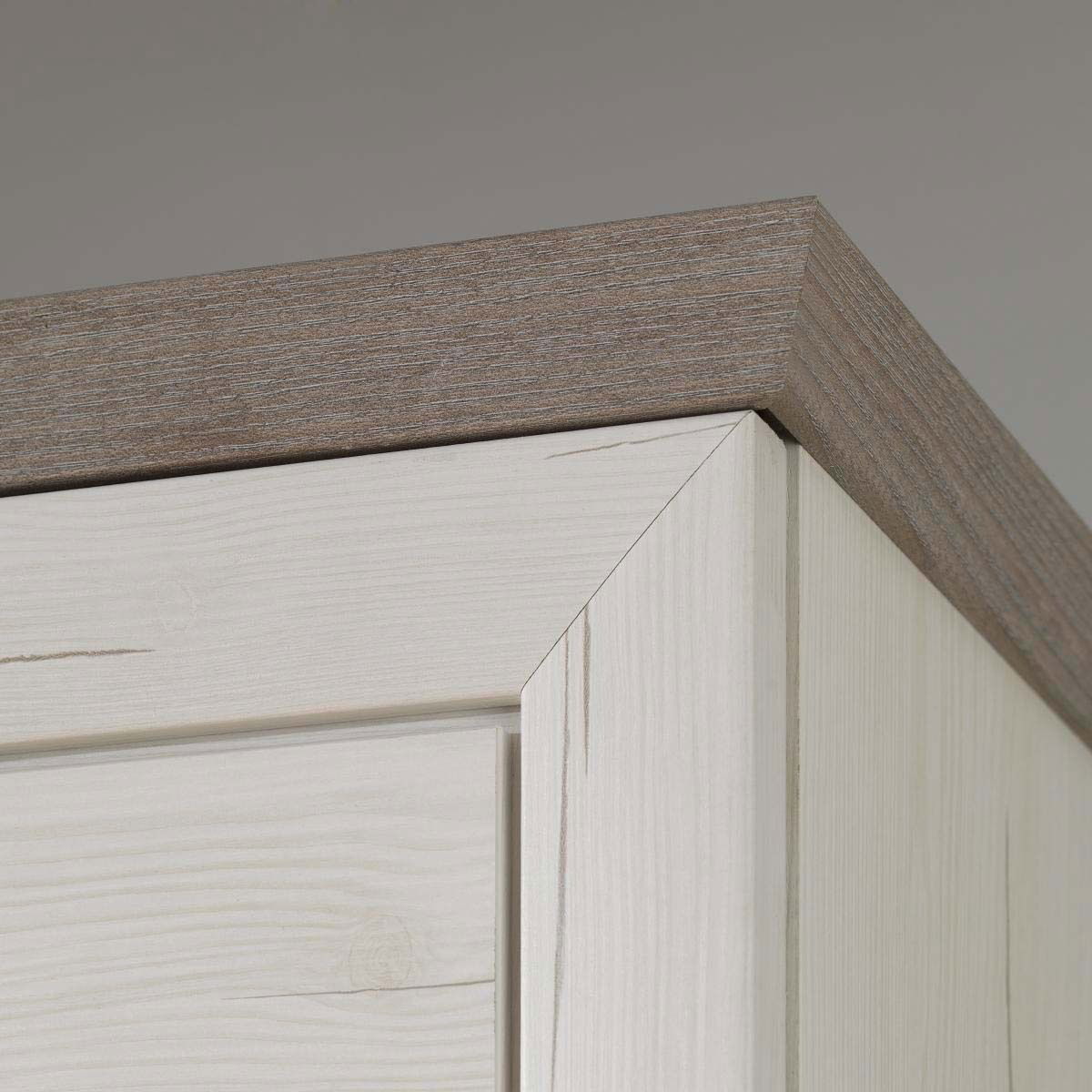 Nahaufnahme der oberen Ecke eines Sideboards aus hellem Holz mit dunklerer Holzplatte, Perspektive von unten.