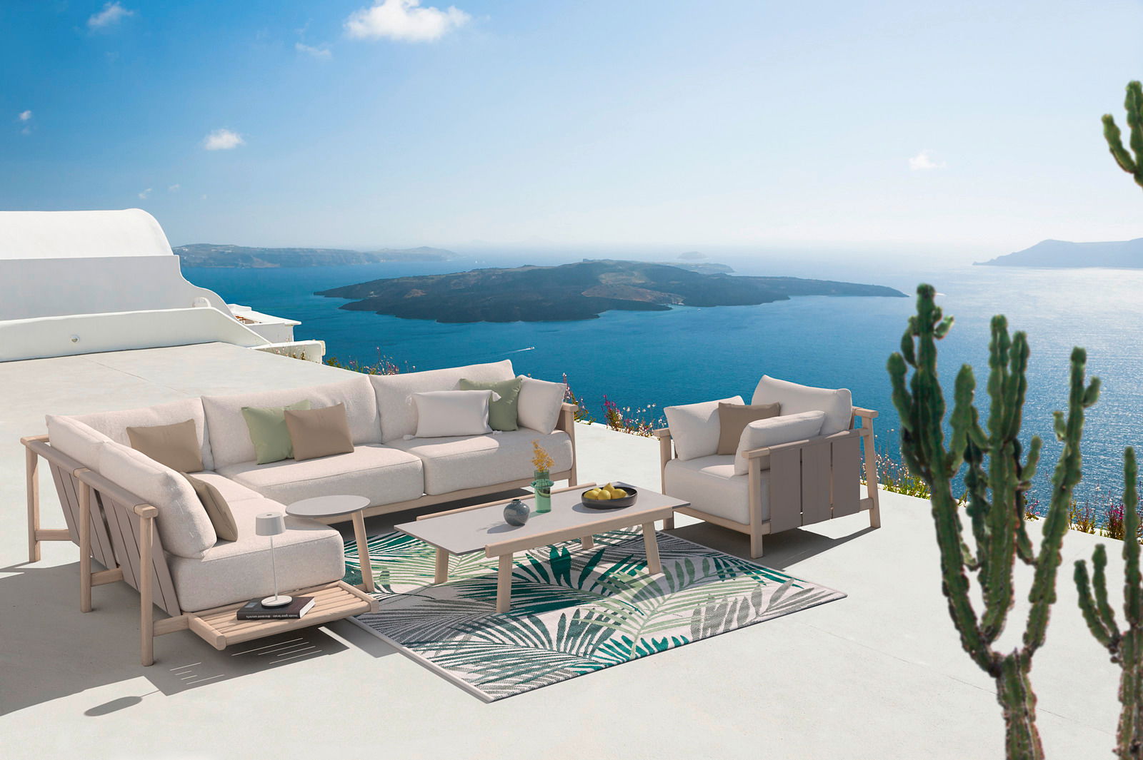 Moderne Loungeecke mit Sofa und Tisch auf einer Terrasse mit Meerblick, seitliche Perspektive